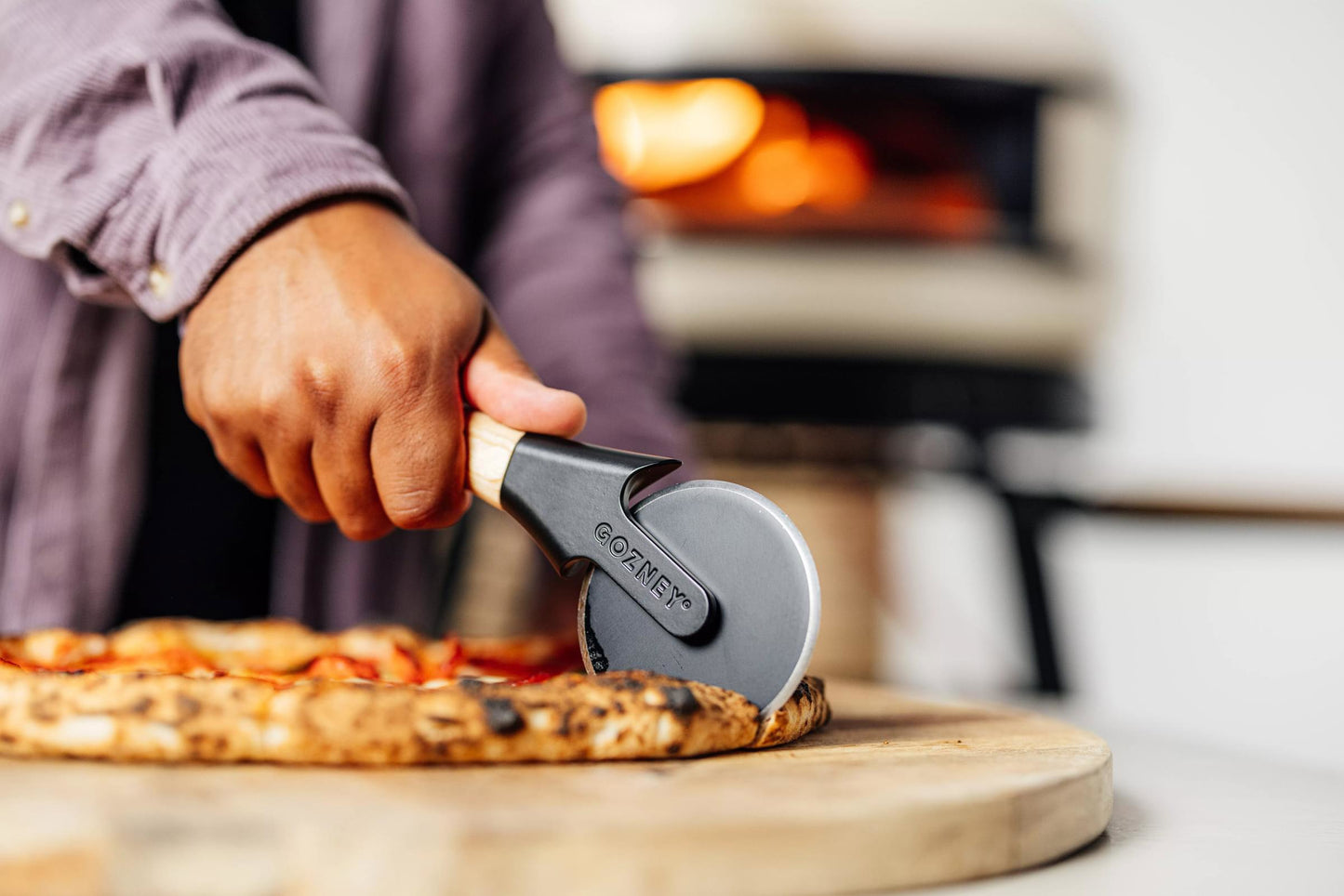 pizza-cutter-black-wood