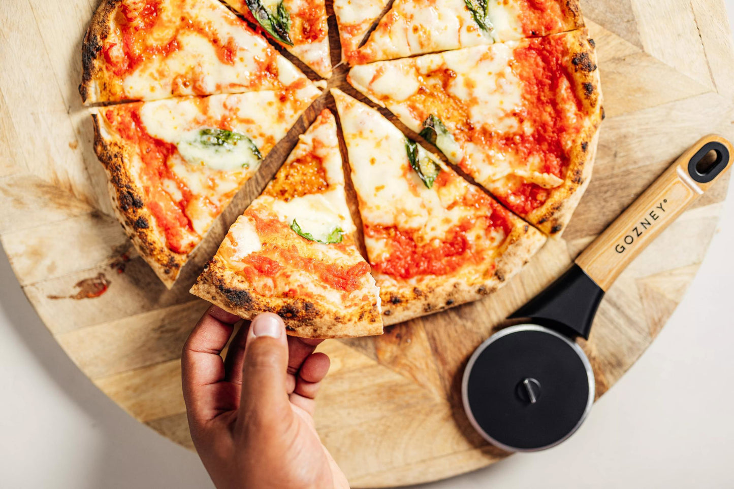 pizza-cutter-black-wood